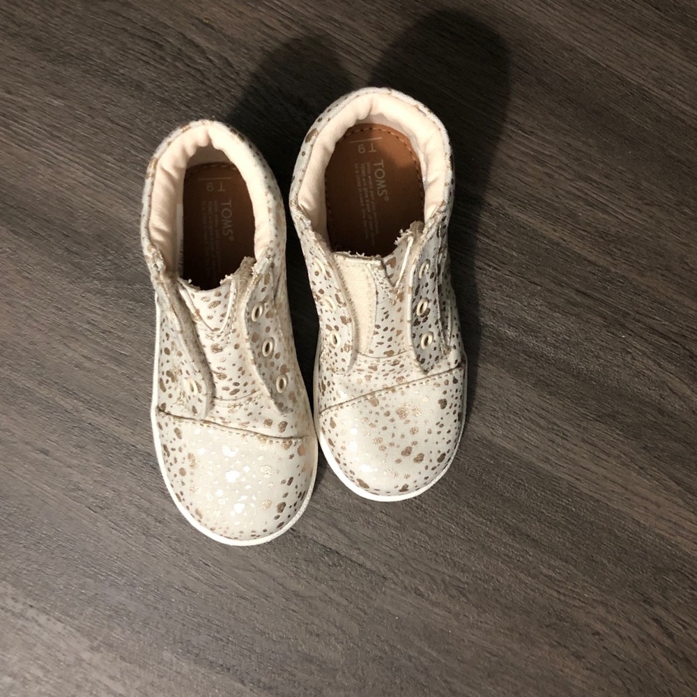 Tom’s Gold Metallic Dot Sneackers